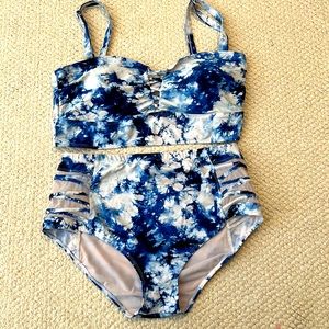 Torrid Blue Tie Dye Bathing Suit two piece set size 2 with white mesh side panel